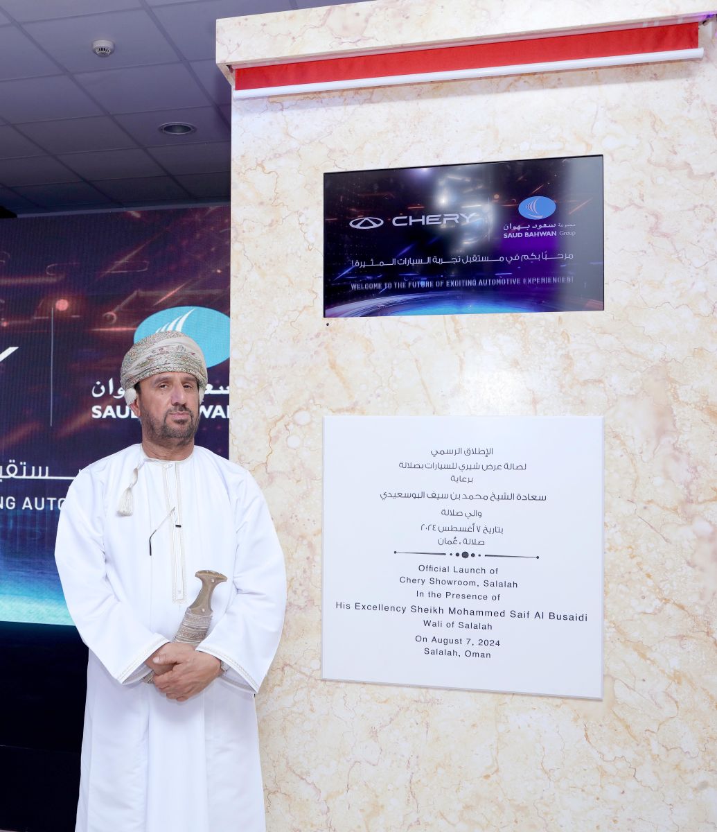 سعادة الشيخ/ محمد بن سيف البوسعيدي  يقوم بافتتاح اللوحة التذكارية